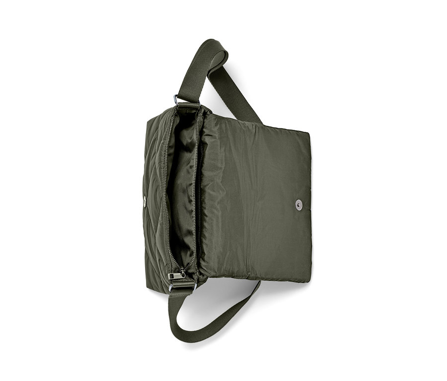 Geöffnete, gesteppte Umhängetasche in Olivgrün.