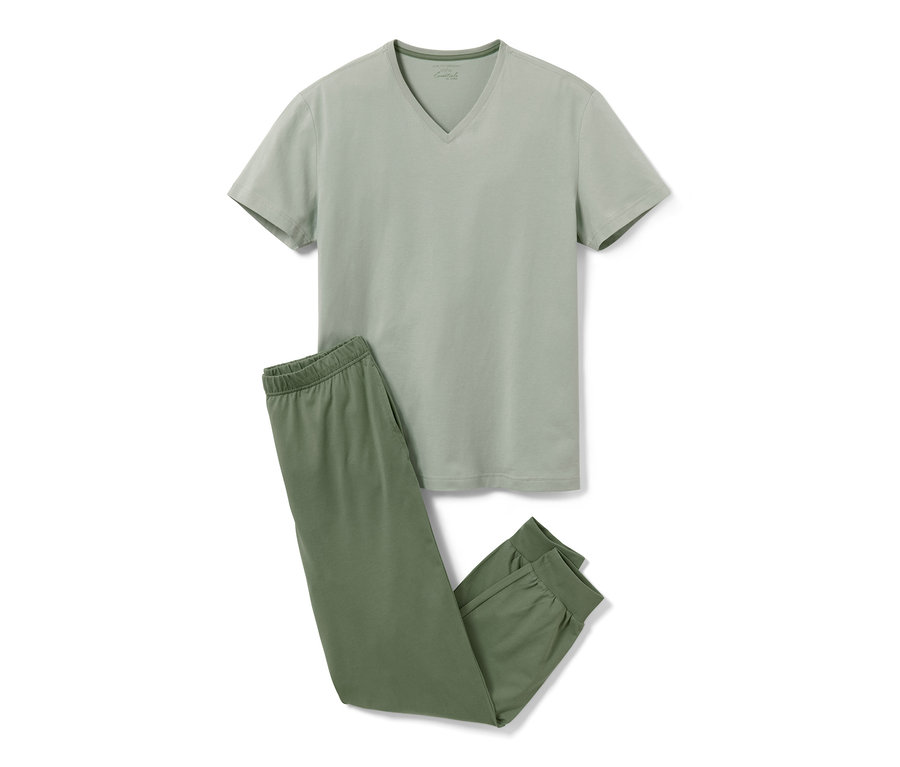 Zwei Pyjamas sind ordentlich auf einem weißen Hintergrund gefaltet.
