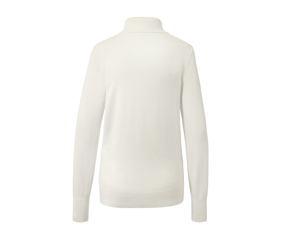 Detailansicht eines cremeweißen Feinstrick-Rollkragenpullovers.