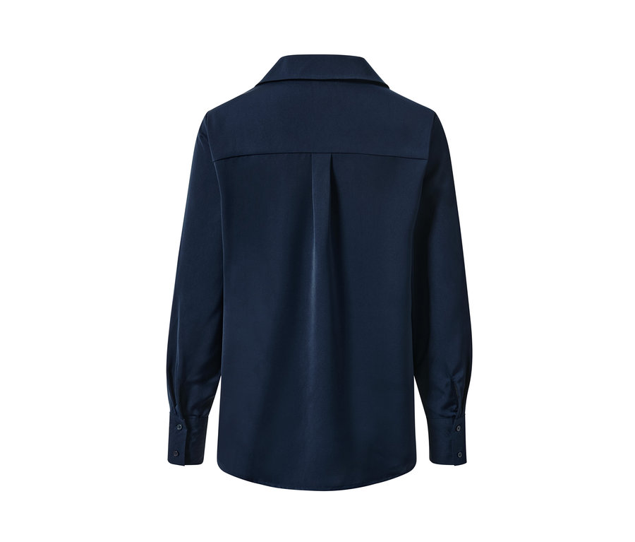 Rückansicht einer Satin-Bluse.
