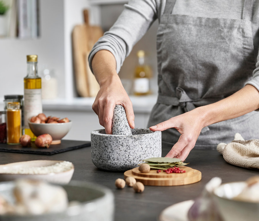 Frau benutzt Joseph Joseph Granit Mörser »Dash« in der Küche.