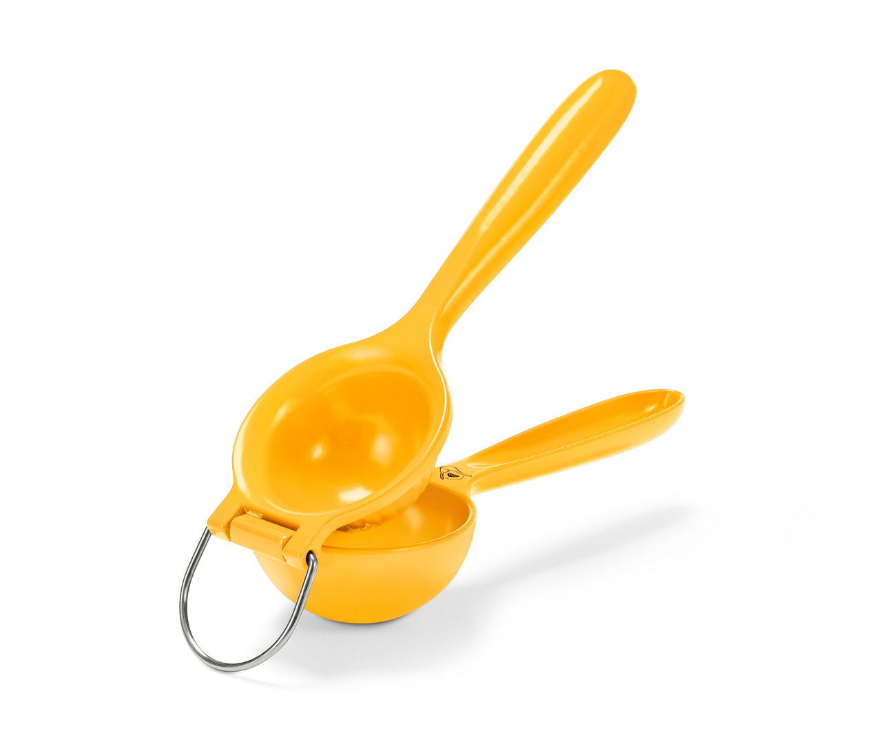 Gelbe Zitruspresse mit Edelstahlgriff auf weißem Hintergrund.
