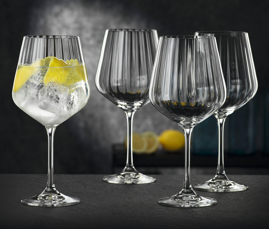 Vier Nachtmann Gläser Gin & Tonic »Celebration« auf einem schwarzen Tisch.