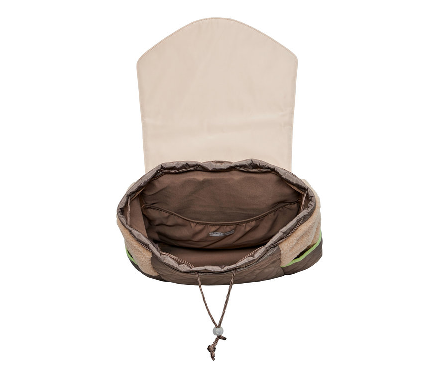 Geöffneter Rucksack in Steppoptik mit beiger Innenseite.