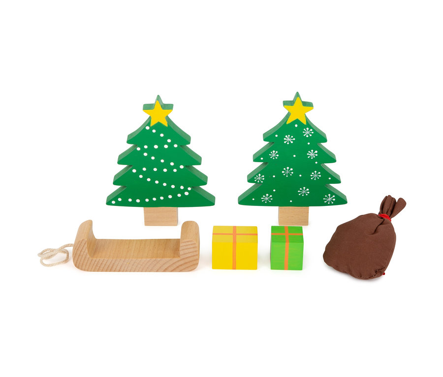Zwei grüne Weihnachtsbäume mit Dekoration stehen nebeneinander, daneben Geschenke, ein Schlitten und ein brauner Sack. small foot Spielset »Waldweihnacht Tiere«