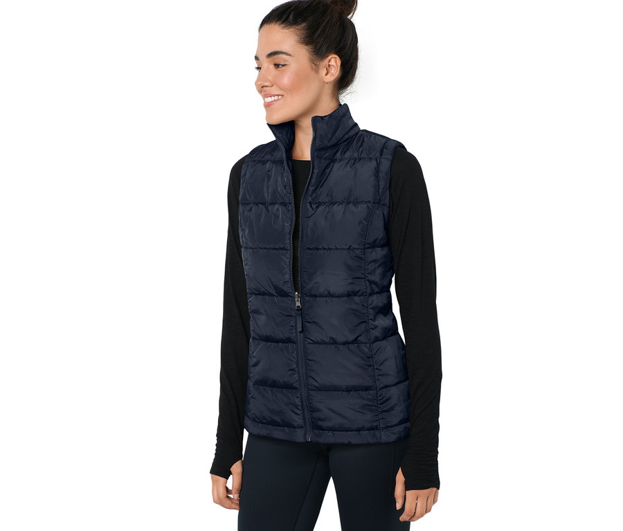 Frau trägt einen roten 3-in-1-Outdoormantel mit Weste.