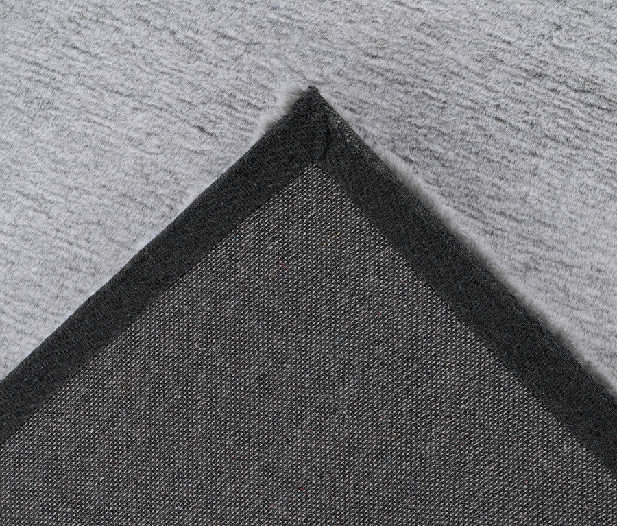 Detailansicht einer Ecke des grauen Kayoom Hochflorteppichs »Saika 100«.