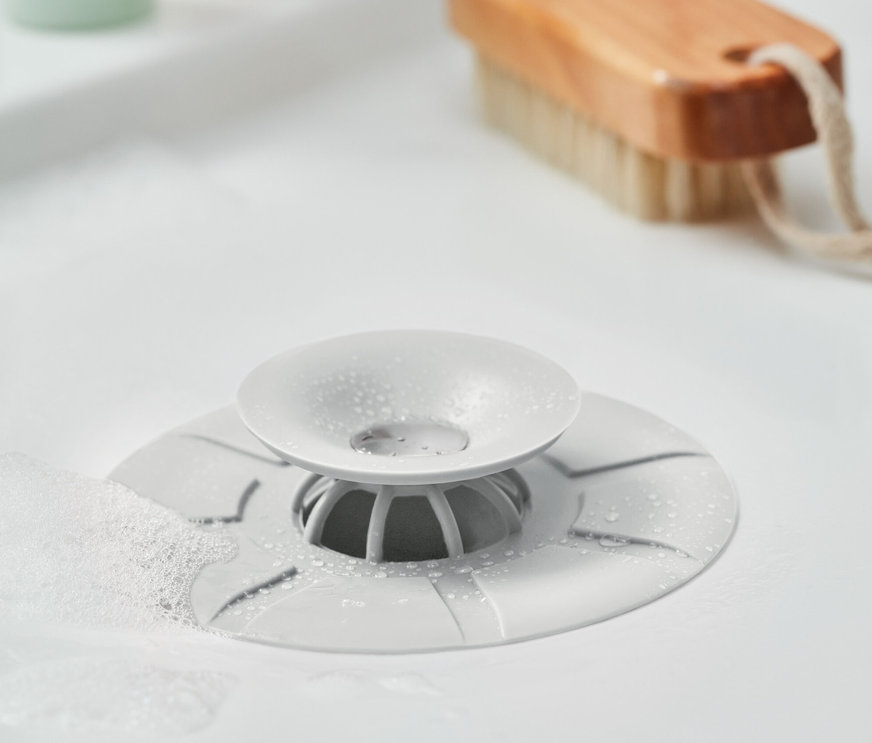 Abflusssieb- und -verschluss im Waschbecken.