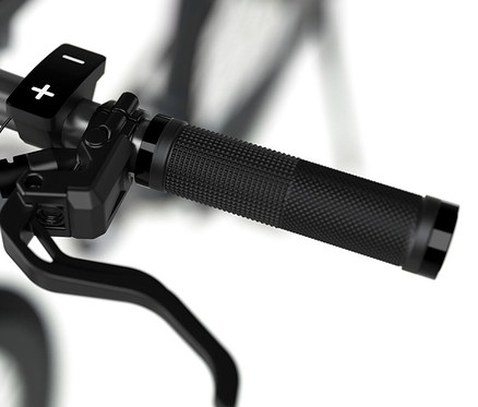 Detailaufnahme des schwarzen Griffs, des Bremshebels und des Bedienfelds eines E-Bikes der Marke SHARP Hybrid E-Bike.