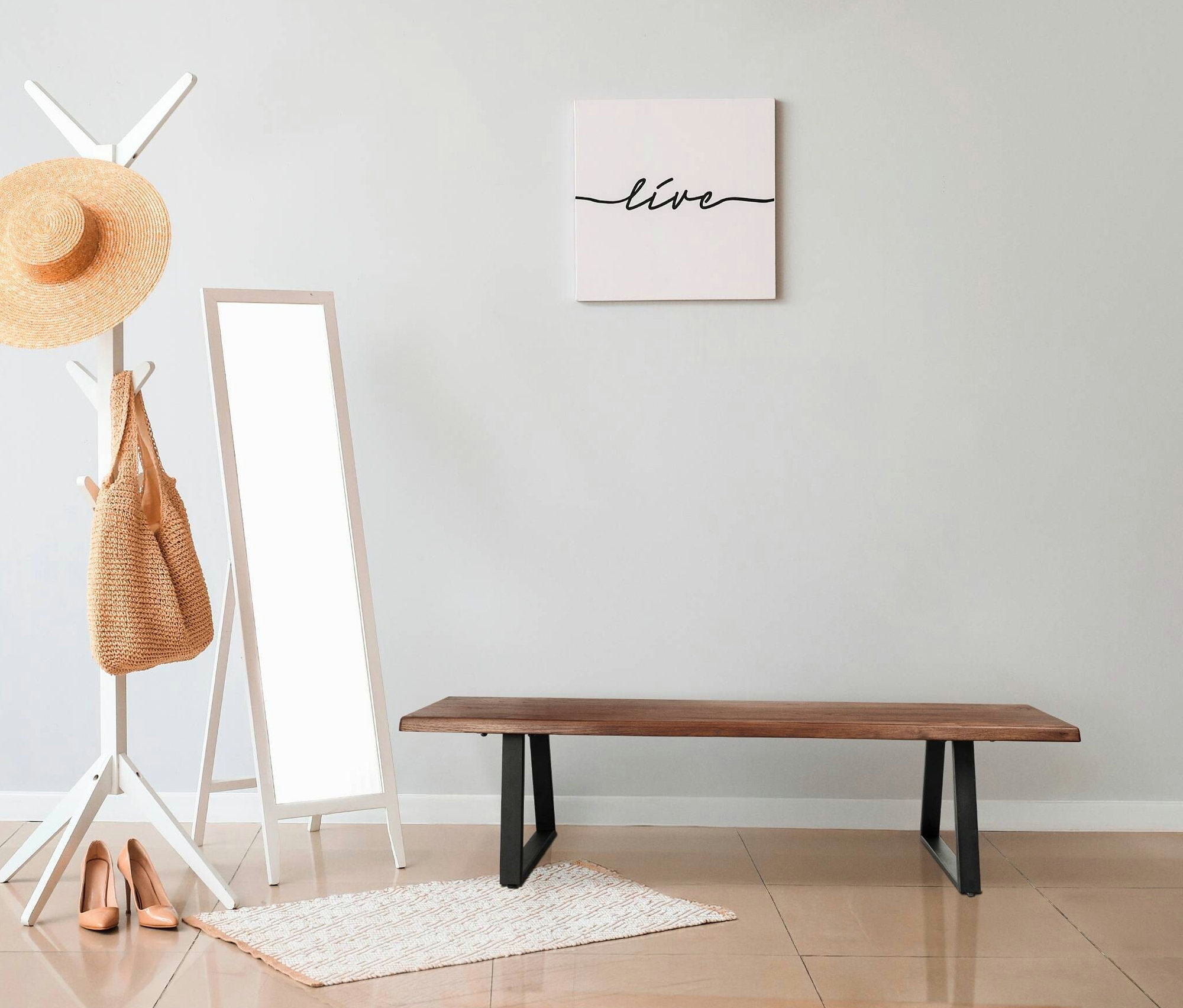 Flur mit Kleiderständer mit Hut und Handtasche, Spiegel, Schuhen, Eglo Bank akazie dunkel, 180 cm und kleinem Teppich.