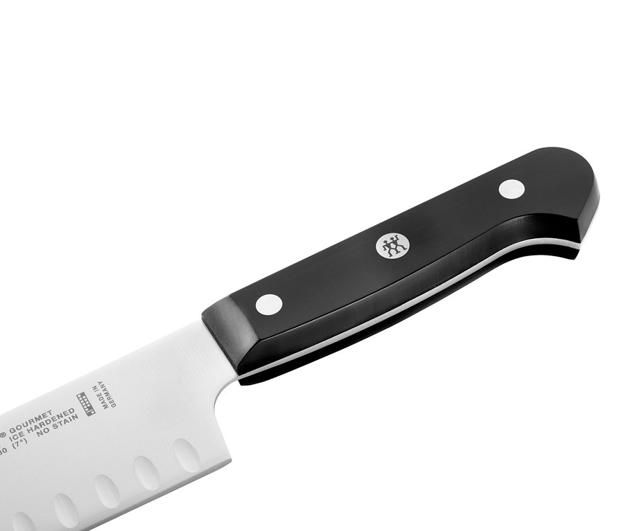 Nahaufnahme eines ZWILLING Gourmet-Santokumessers mit schwarzem Griff.