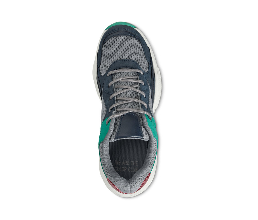 Detailansicht von oben auf einen Sneaker mit grauem Netzmuster, dunkelblauen und grünen Akzenten und grauen Schnürsenkeln.