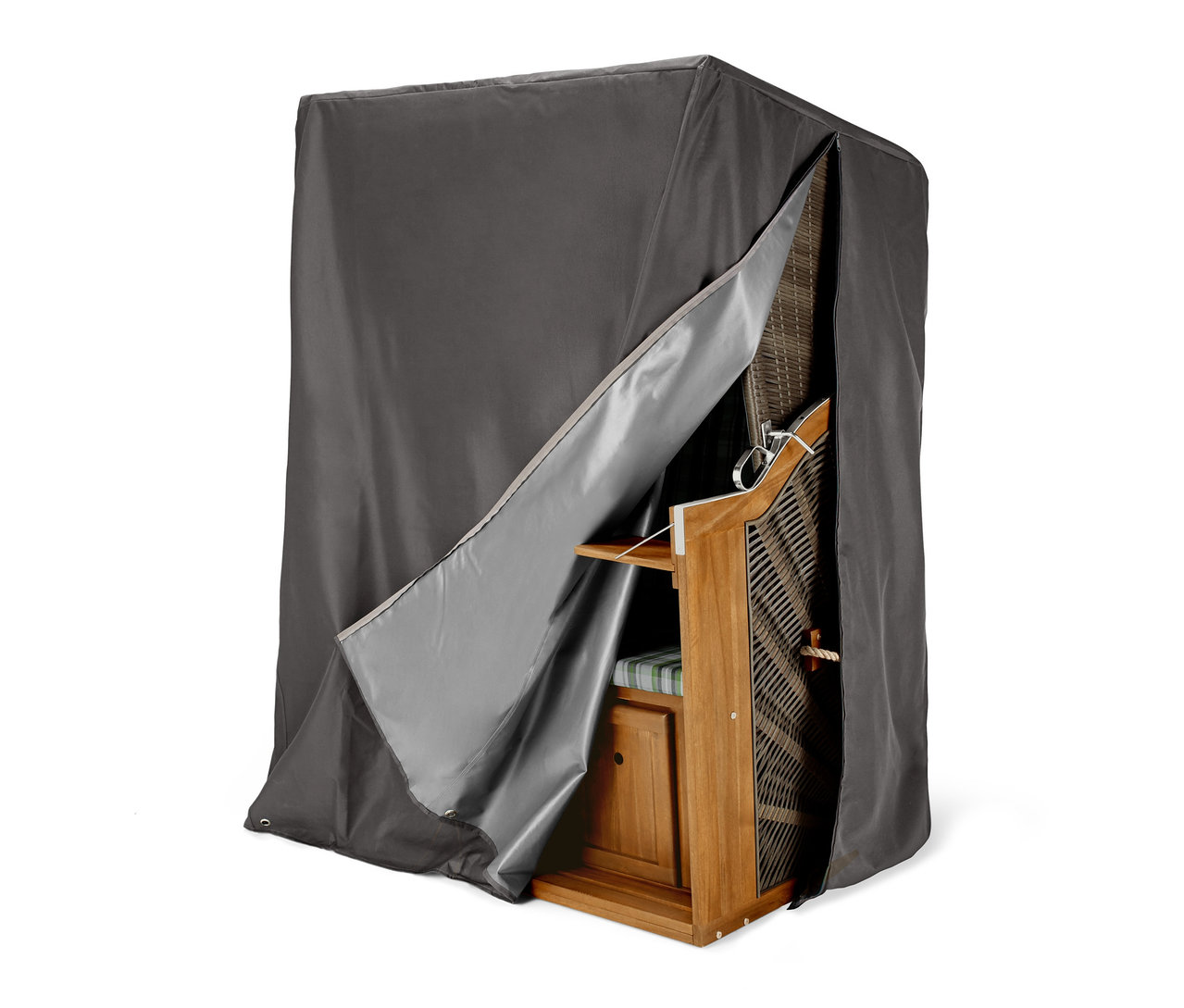 Ein Strandkorb ist mit einer Premium-Schutzhülle für Strandkörbe L abgedeckt, die teilweise geöffnet ist.