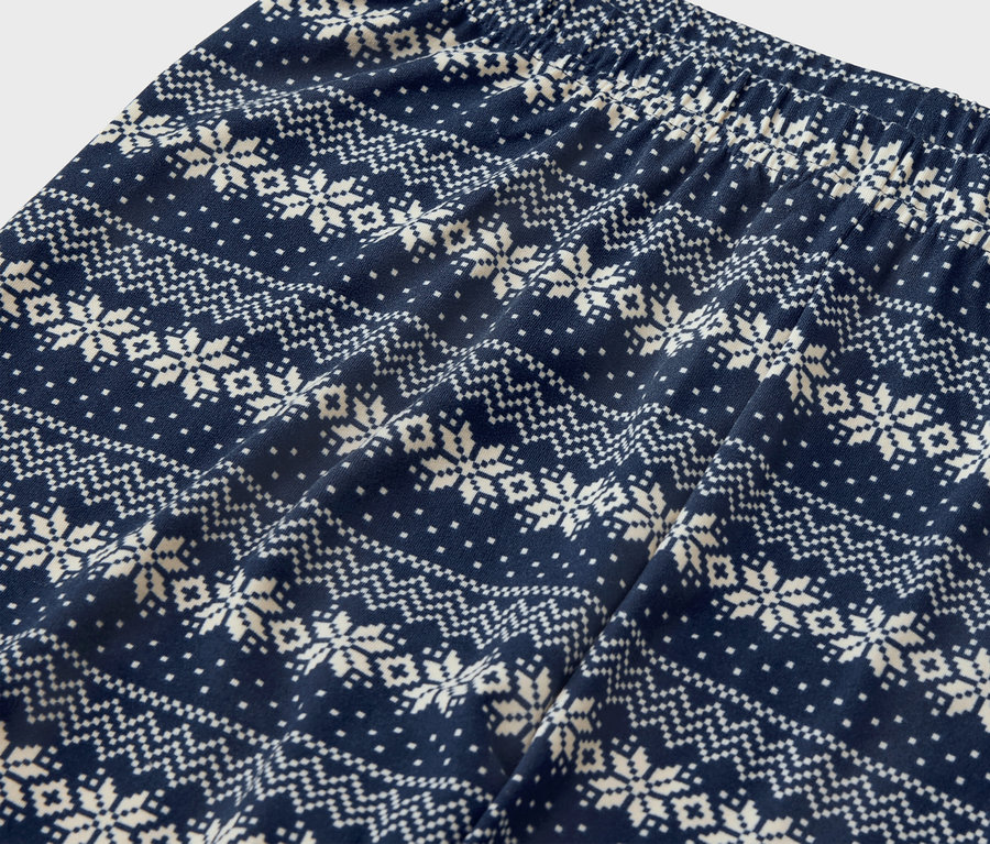 Detailaufnahme einer blauen Leggings mit weissem Norwegermuster.