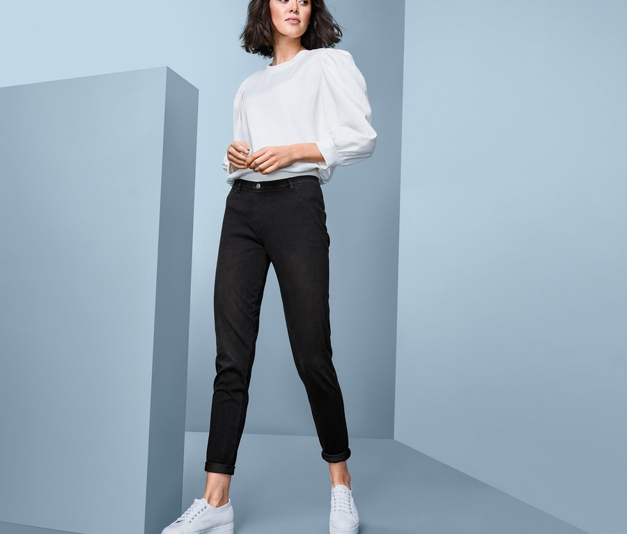 Frau posiert in Jeggings.