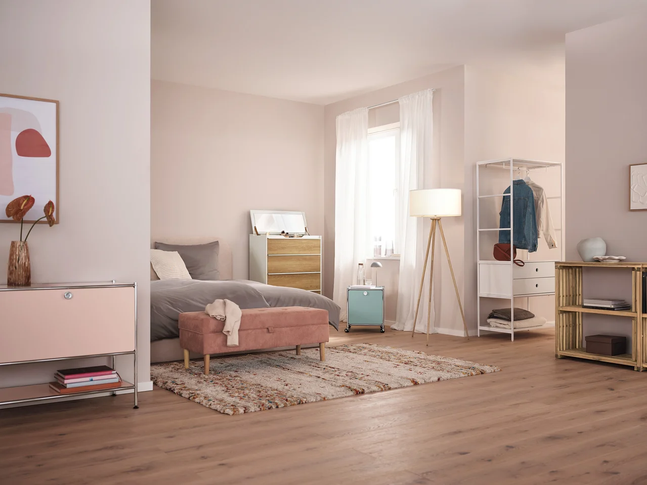 Schlafzimmer mit grauer LED-Akku-Tischleuchte auf Nachttisch.
