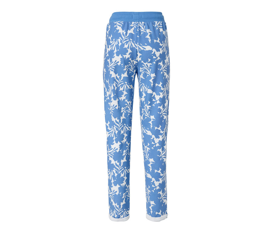 Eine bedruckte blaue Sweatpants mit Blumenmuster auf weißem Hintergrund.