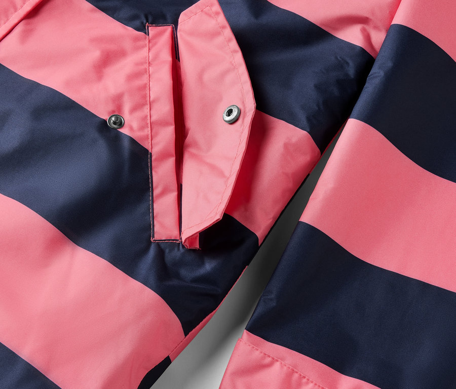 Detailansicht einer 3-in-1-Regenjacke mit rosa und dunkelblauen Streifen und einer Tasche.