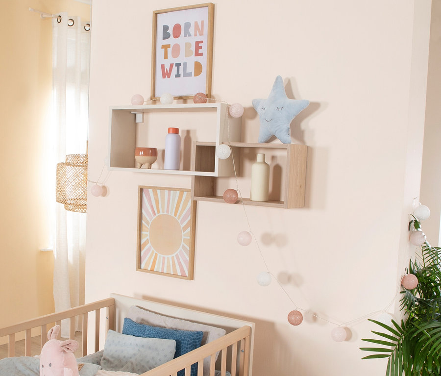 Kinderzimmer mit Kinderbett und roba Wandregal, Kaschmir Farbe, mit Dekorationen darauf.