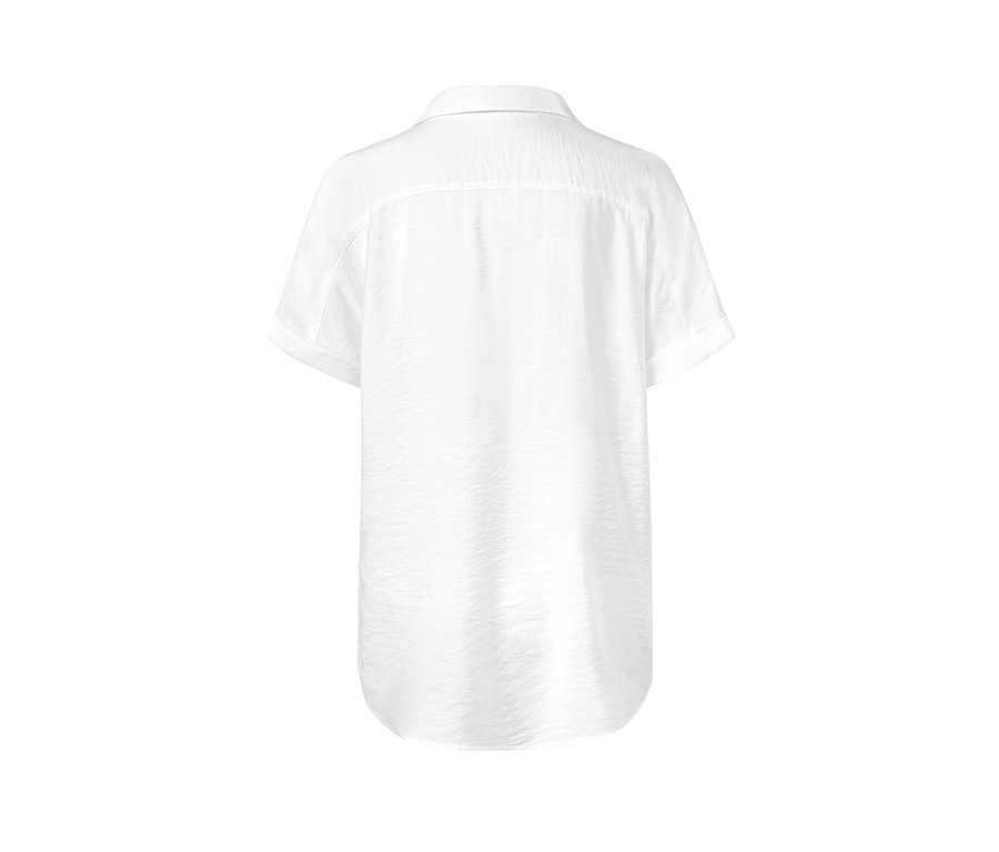 Detailansicht einer weißen Oversized-Bluse.