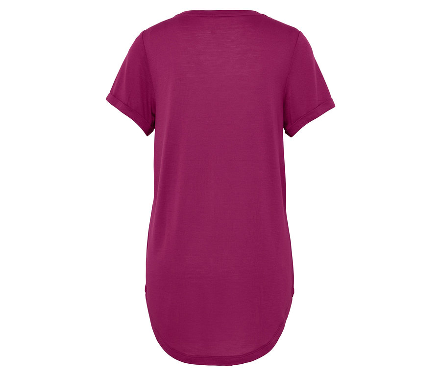 Rückansicht eines kurzen, purpurroten T-Shirts.