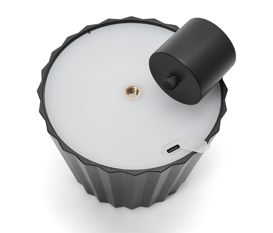 Schwarze Lampe mit abnehmbarer zylindrischer Halterung und USB-Anschluss.