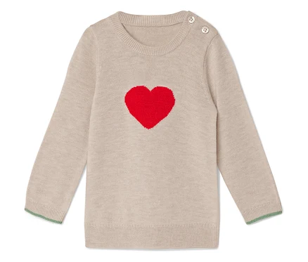 Beiger Pullover mit rotem Herz in der Mitte.