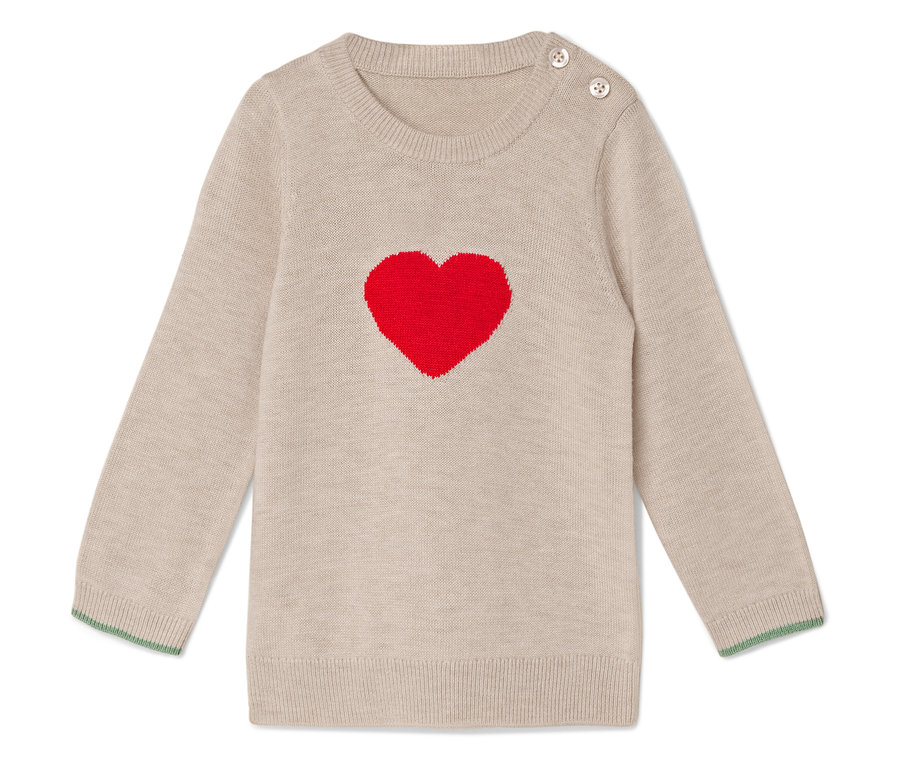 Beiger Pullover mit rotem Herz in der Mitte.