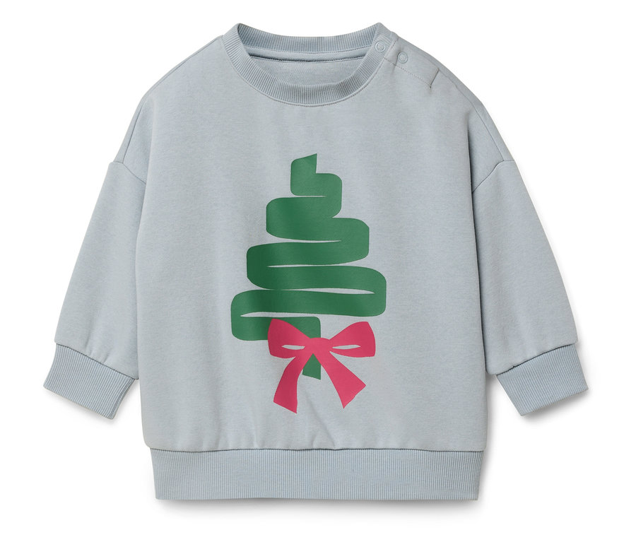 Hellblauer Pullover mit grünem Weihnachtsbaum und rosa Schleife.