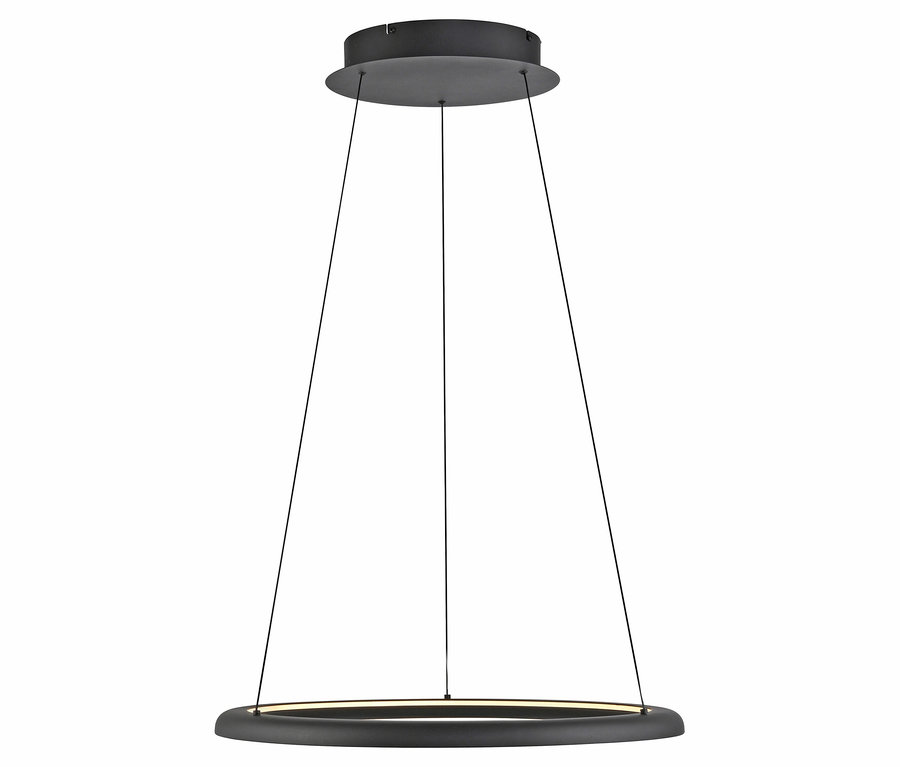 Eine schwarze, runde Deckenleuchte hängt an drei Kabeln.