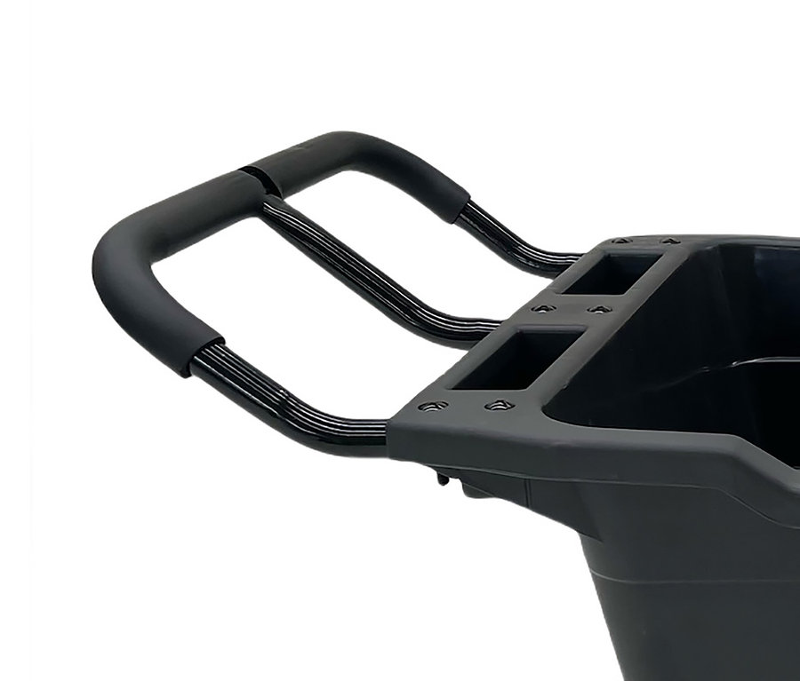 Detailaufnahme eines schwarzen Wagens mit Griffen und Fächern.