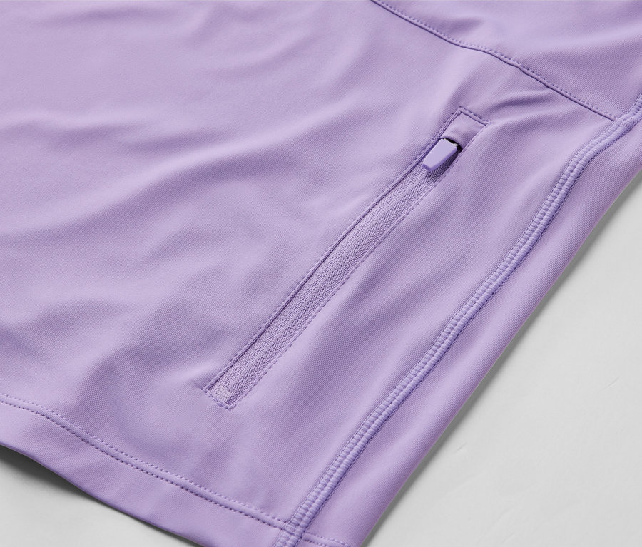 Detailaufnahme eines lila Kurzarm-Rad-Shirts mit Reißverschlusstasche.