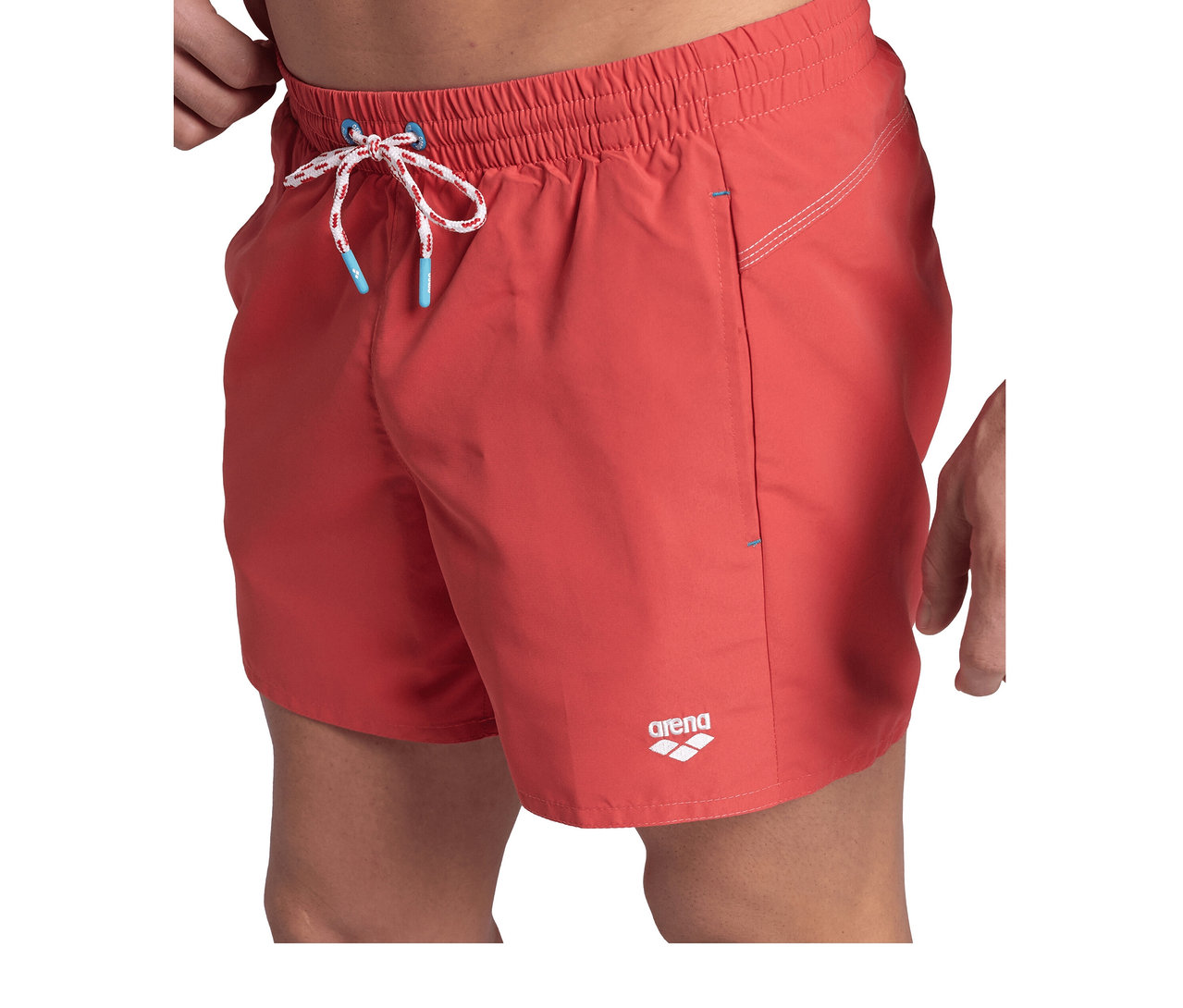 Mann trägt rote arena Pro_File Beach Shorts mit elastischem Bund, weiß-blauem Kordelzug und weißem arena Logo.