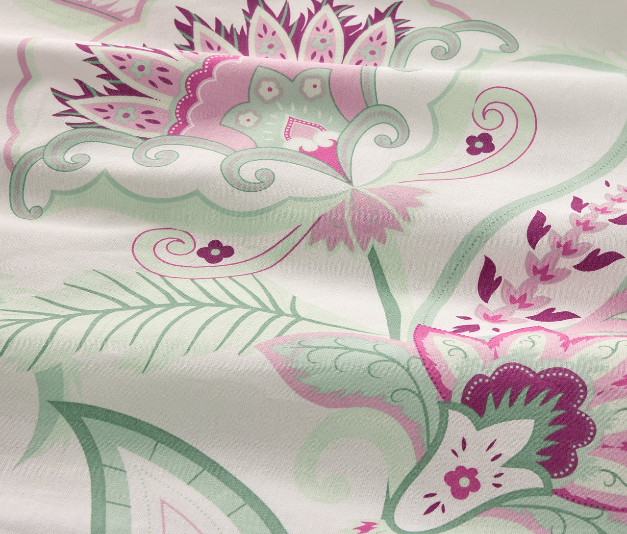 Nahaufnahme der Renforcé-Bettwäsche mit Paisley-Muster in Normalgröße.