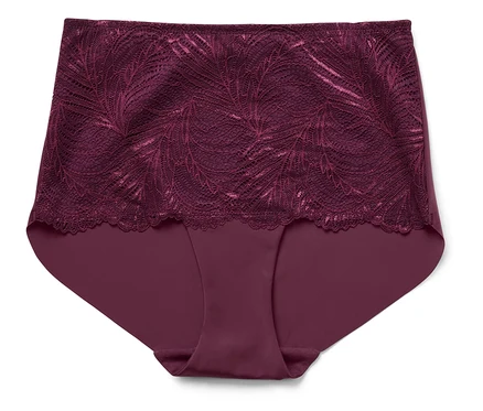 Eine bordeauxrote Damenunterhose mit Spitze liegt auf einem weißen Hintergrund.