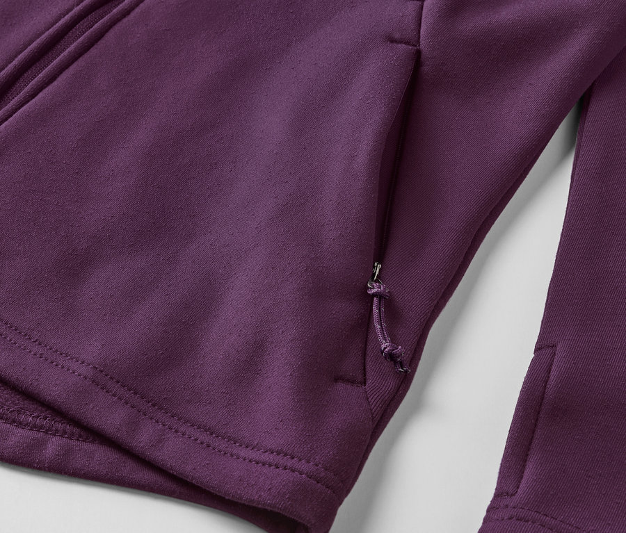 Detailaufnahme einer violetten Fleecejacke mit Reißverschluss und Tasche.