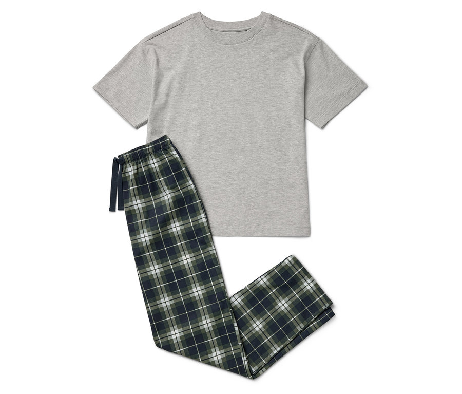 Ein graues T-Shirt und eine grün karierte Pyjamahose liegen auf einem weißen Hintergrund.