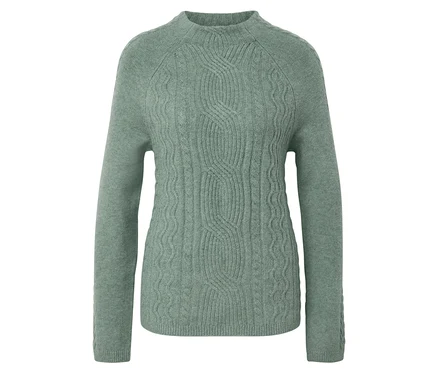 Hellgrüner Zopfmusterpullover.