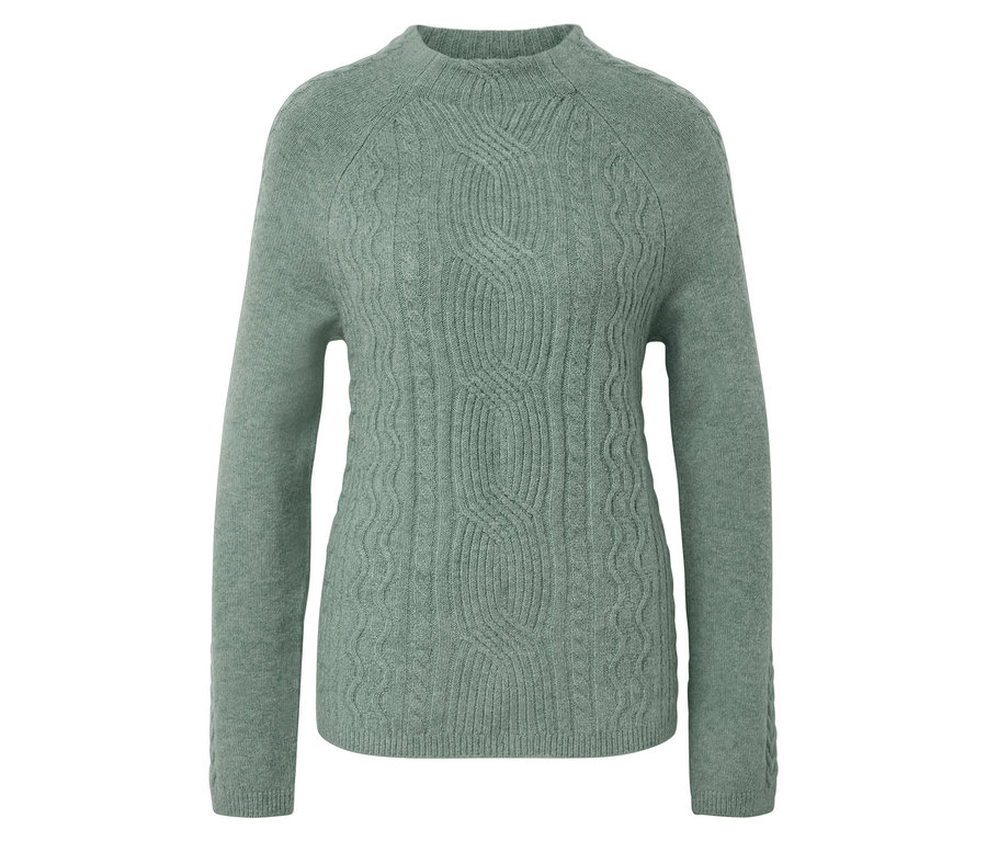 Hellgrüner Zopfmusterpullover.