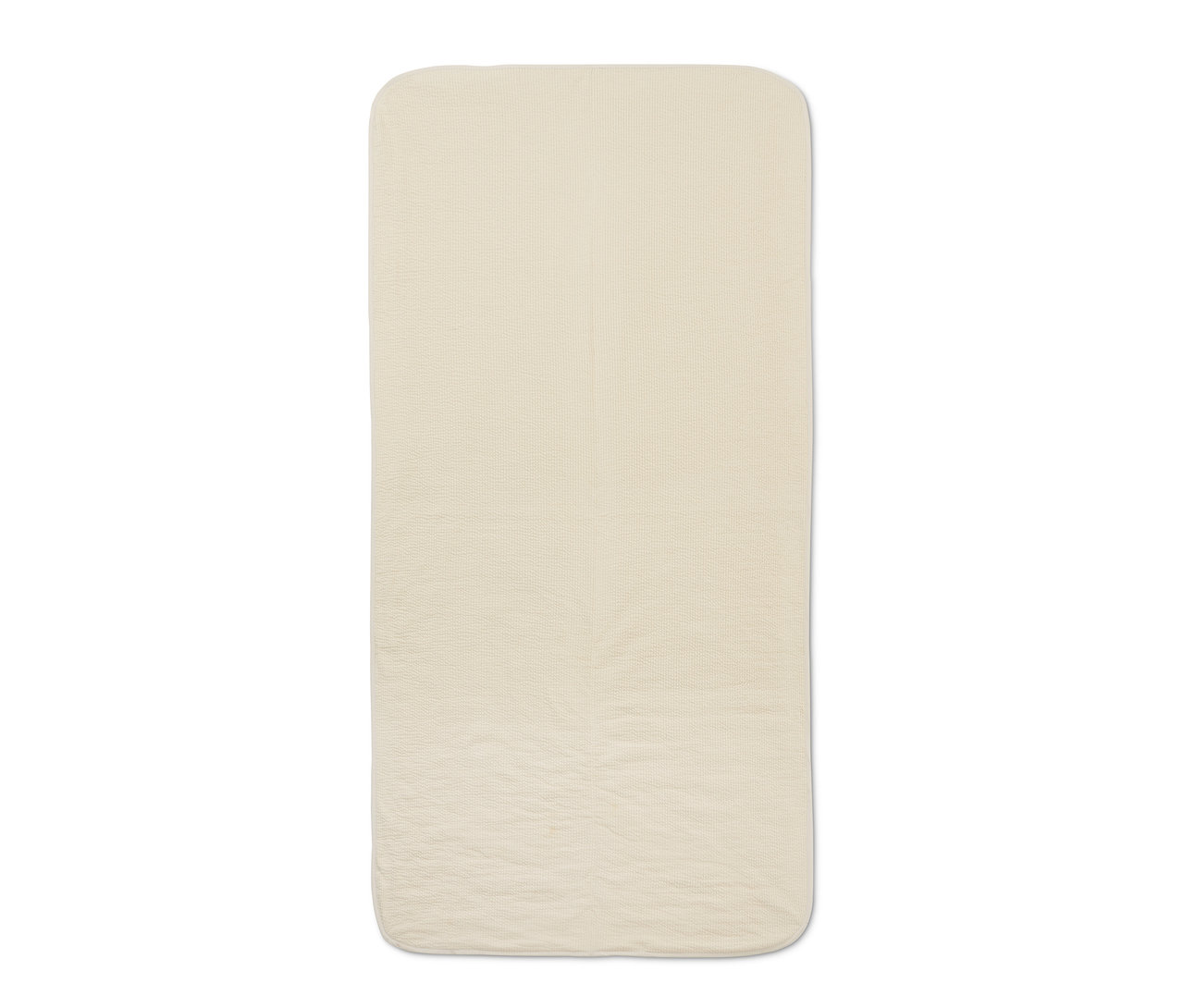 Ein strukturierter, beiger Bettüberwurf.