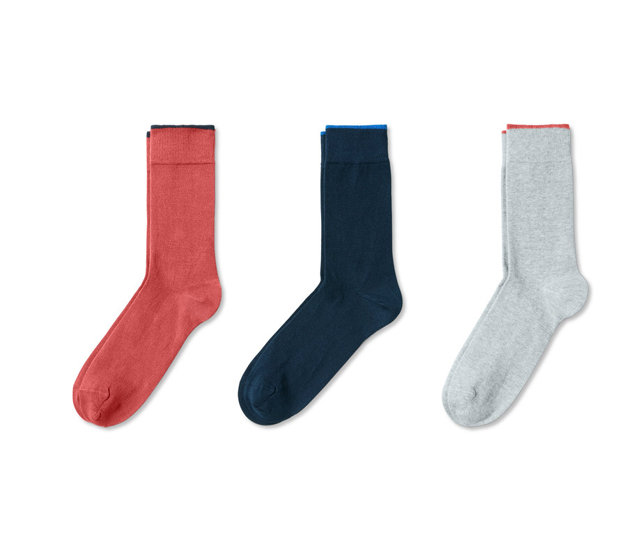 Drei Paar Socken: rot, dunkelblau und grau.