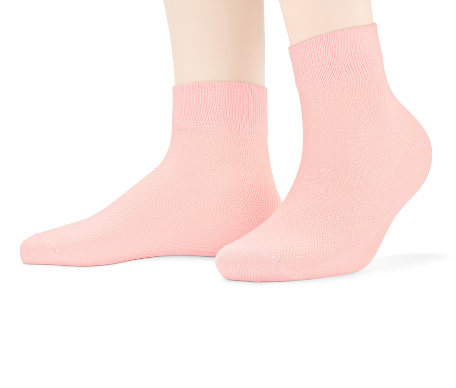 Füße einer Schaufensterpuppe tragen 2 Paar rosa Sportsocken.