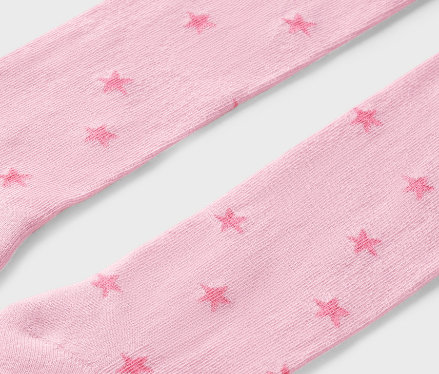 Detailaufnahme von rosa Kniestrümpfen mit Sternen.