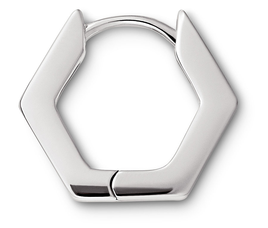 Detailaufnahme eines silbernen, sechseckigen Ohrrings.