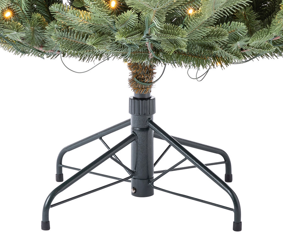 Unterteil eines Weihnachtsbaums mit Lichtern und einem Metallständer.