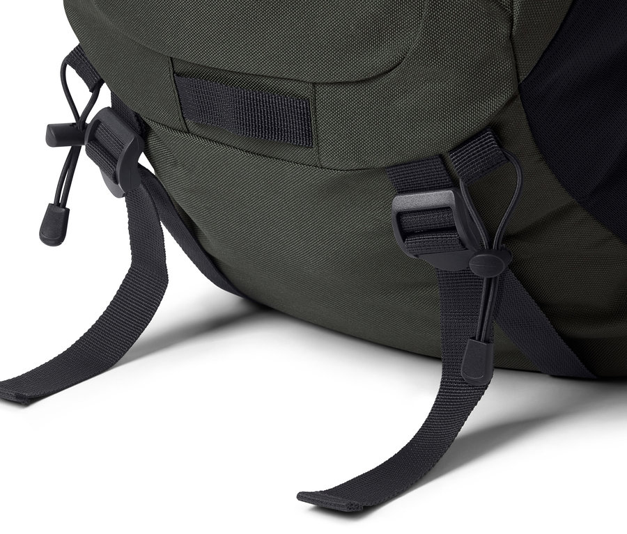 Detailansicht eines 40-Liter-Wanderrucksacks mit Verschlussriemen.