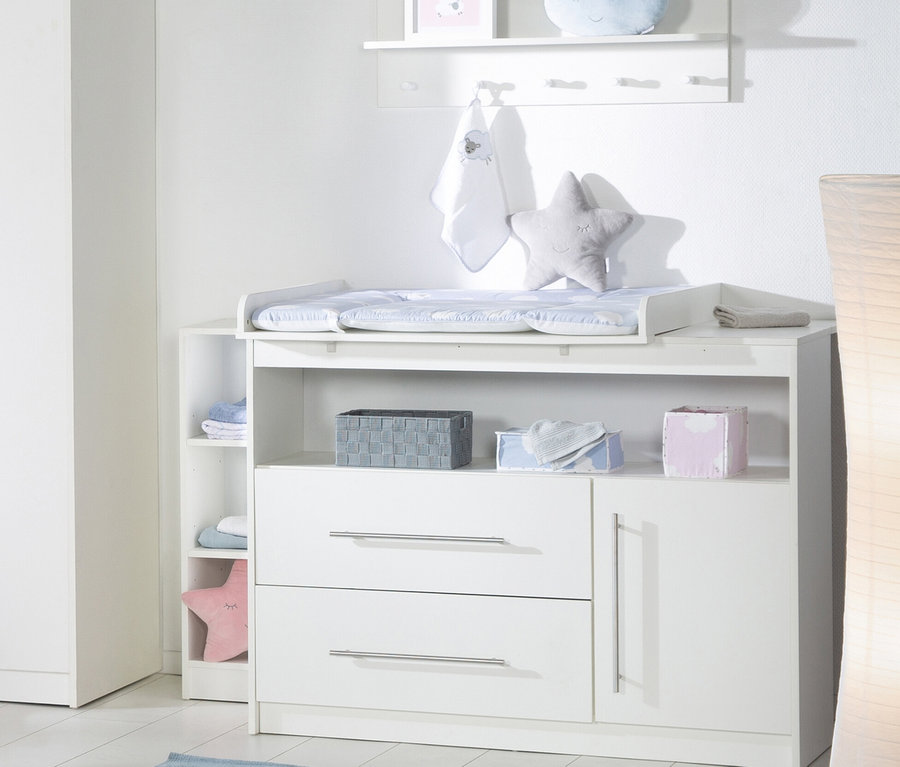 Detailansicht eines weißen Kinderzimmers mit Wickelkommode und Stauraum.