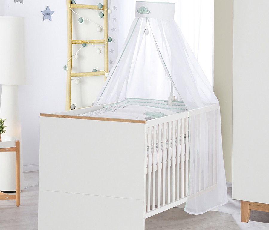 Kinderzimmer mit Gitterbett mit Himmel, Teil des roba »Finn« Kinderzimmersets mit Bett, Wickelkommode und 3-türigem Schrank.
