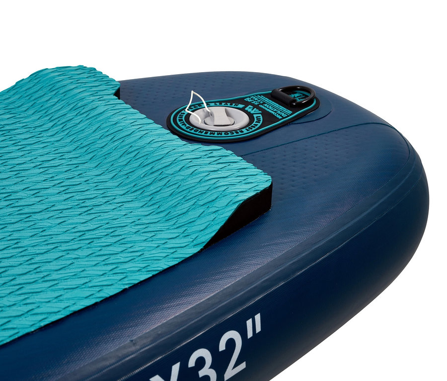 Detailaufnahme eines blauen Aqua Marina SUP Boards »Beast« mit türkiser Auflage.