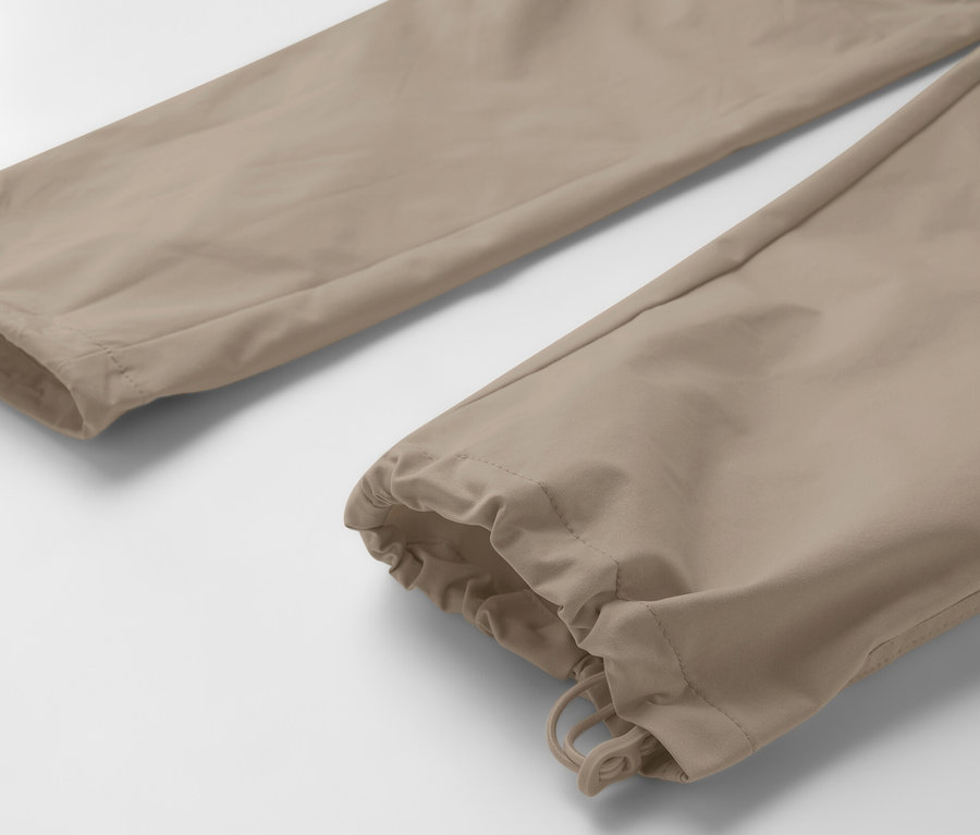 Detail einer beigen 2-in-1-Funktionshose.